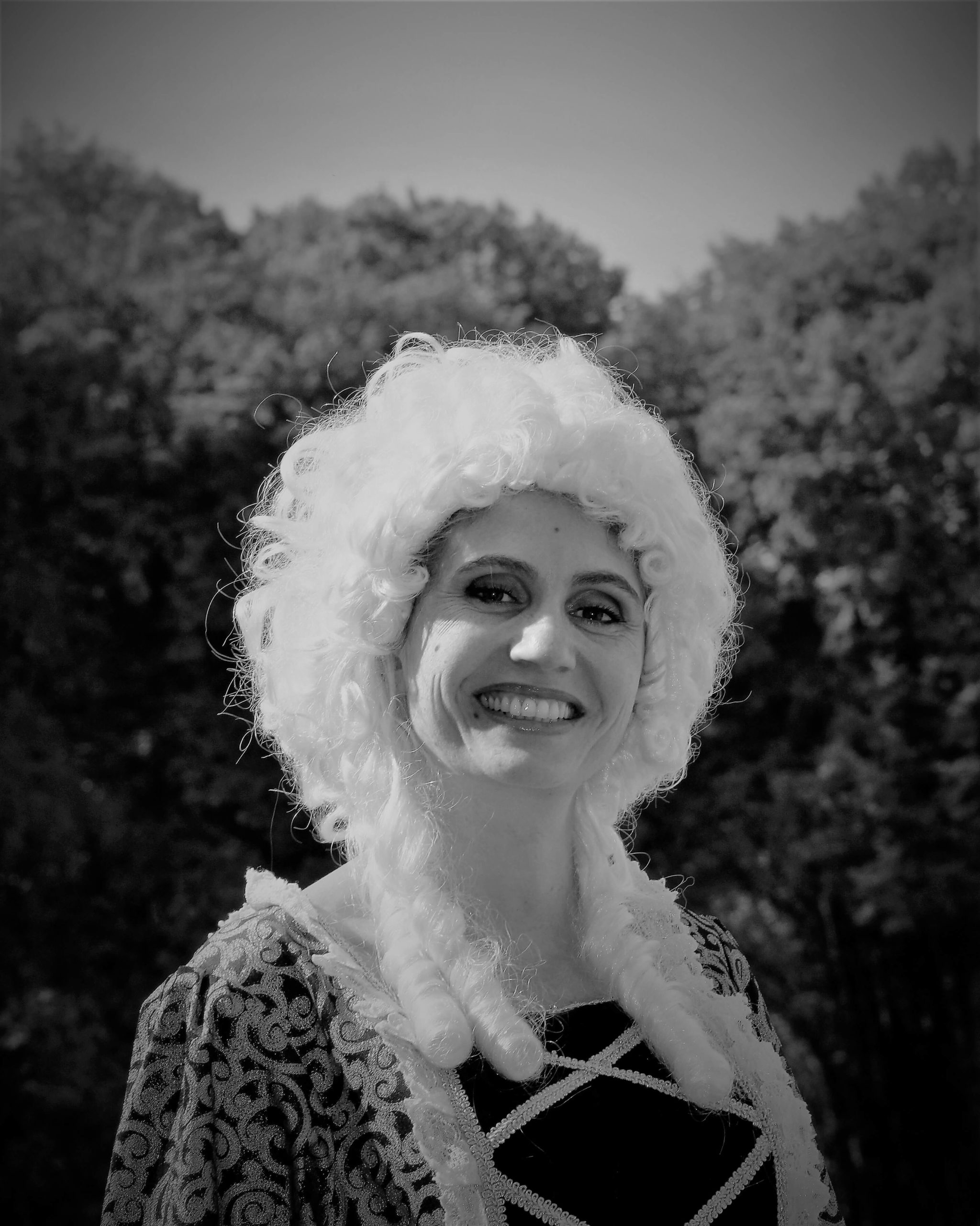 Christelle Camuset, guide conférencière, costumée en Dame du XVIII°S